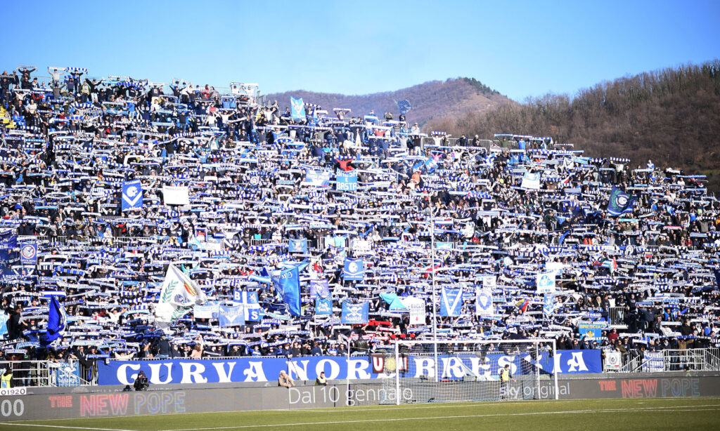 Brescia-fans holder tørklæder over hovedet.
