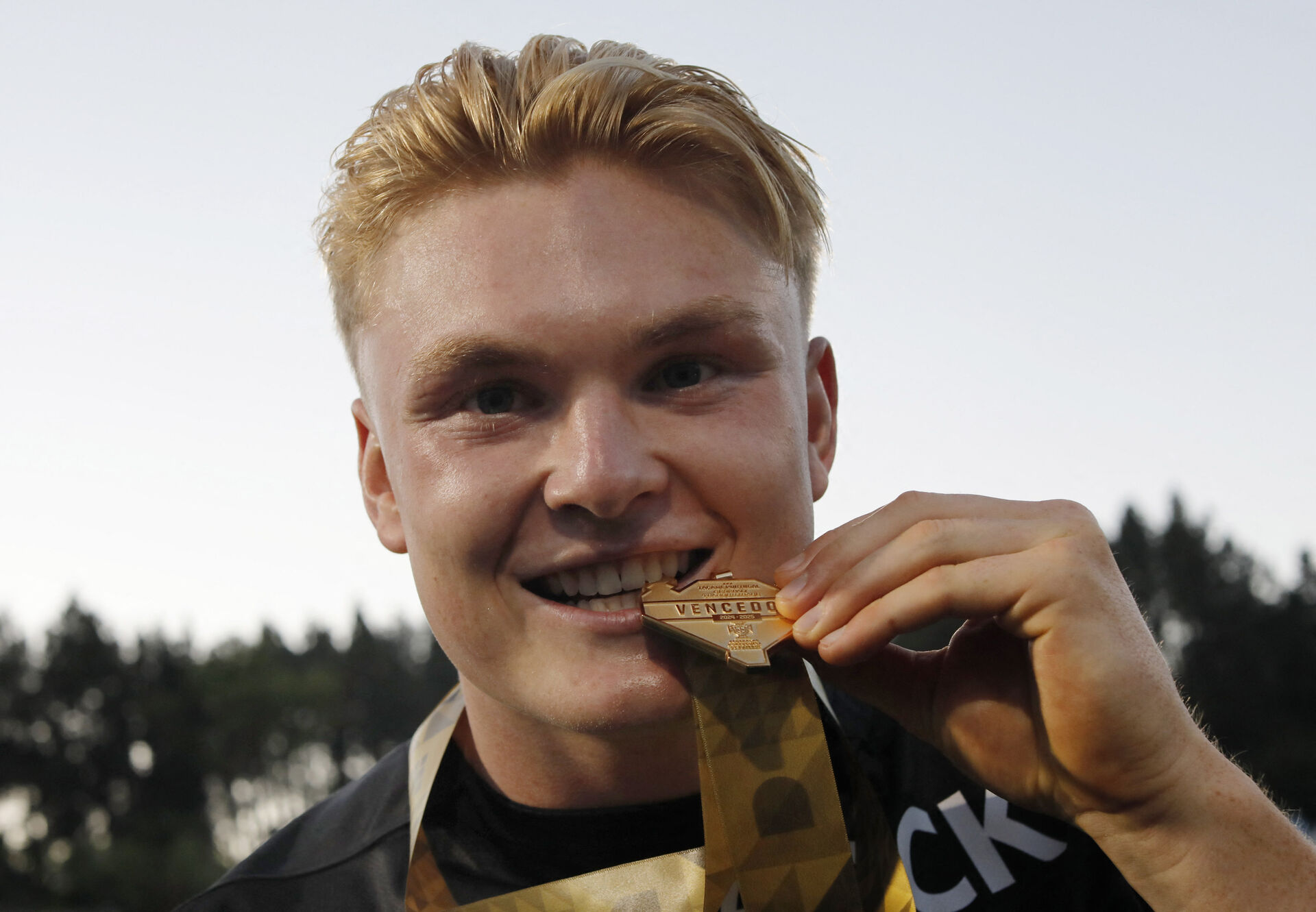 Conrad Harder bider i en medalje.