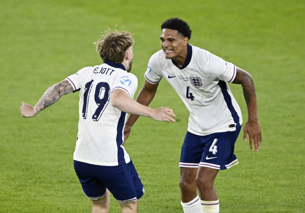 Jarell Quansah og Harvey Elliott fejrer at have vundet U21-EM.