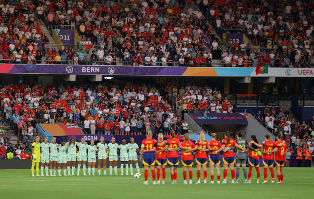 Spanien og Portugal holder ét minuts stilhed.