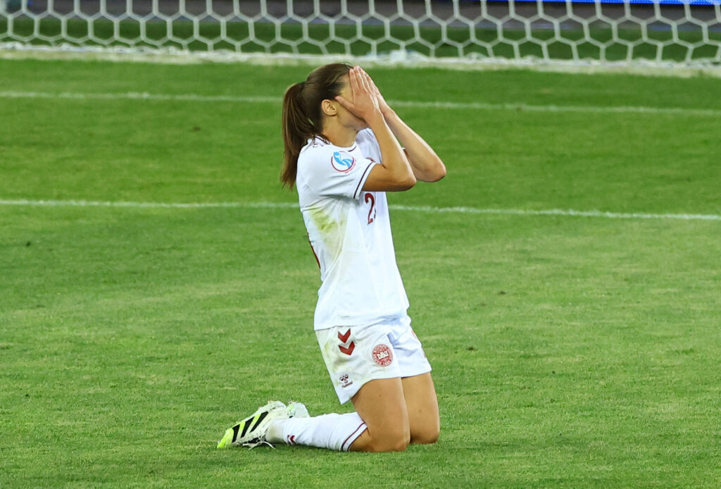 NAdia Nadim tager sig til hovedet