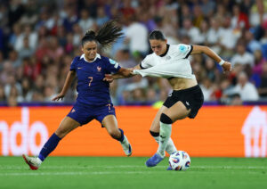 Giovanna Hoffmann og Frances Sakina i kamp om bolden under en kamp mellem Frankrig og Tyskland til Kvinde EM 2025