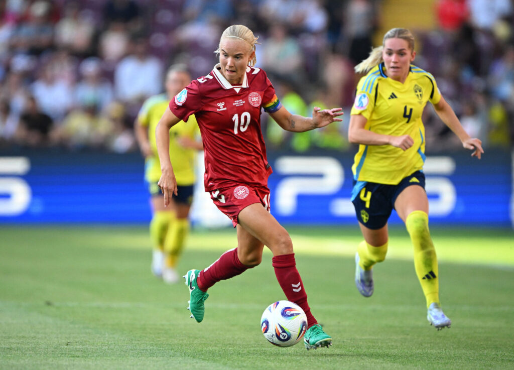 Pernille Harder med bolden for Danmark.