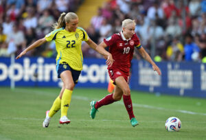 Pernille Harder på bolden mod Sverige.