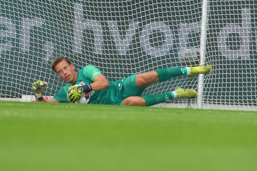 Leopold Wahlstedt ligger i målet under en kamp mellem AGF og Sønderjyske