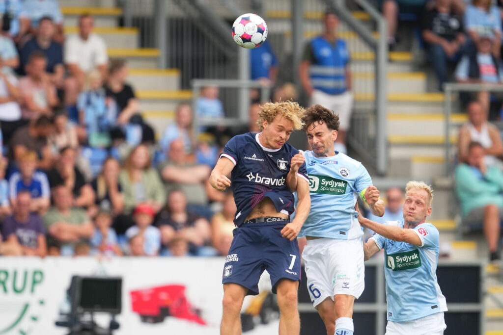 Sønderjyske og AGF-spillere i en hovedstødsduel om bolden