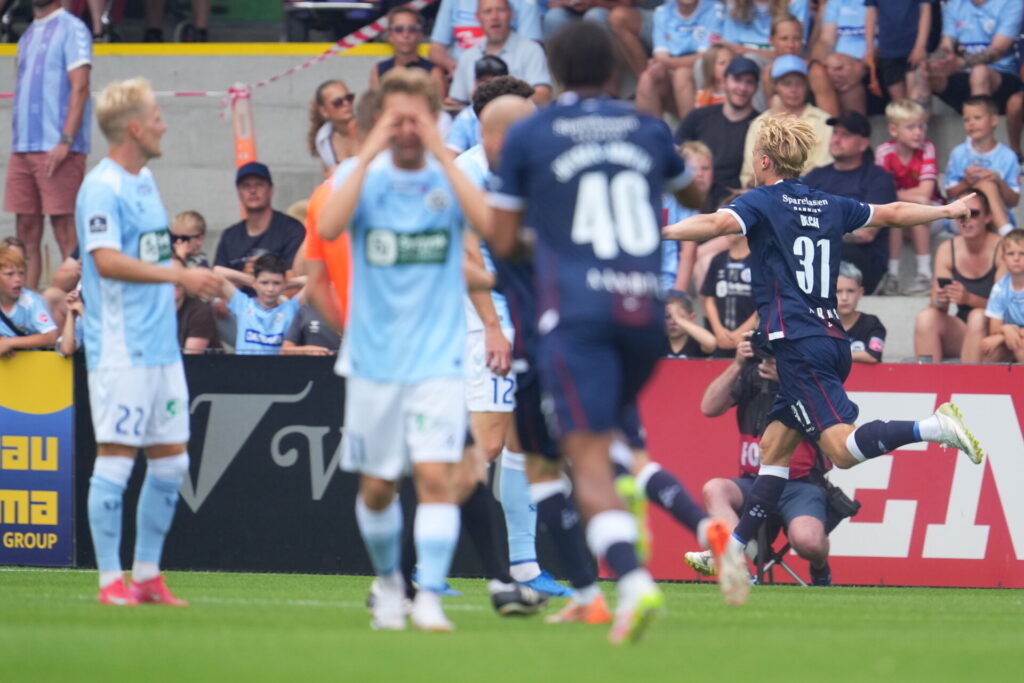 Tobias Bech fejrer en scoring i opgøret mellem Sønderjyske og AGF
