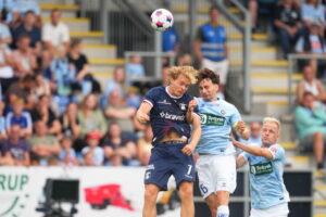 Sønderjyske og AGF-spillere i en hovedstødsduel om bolden