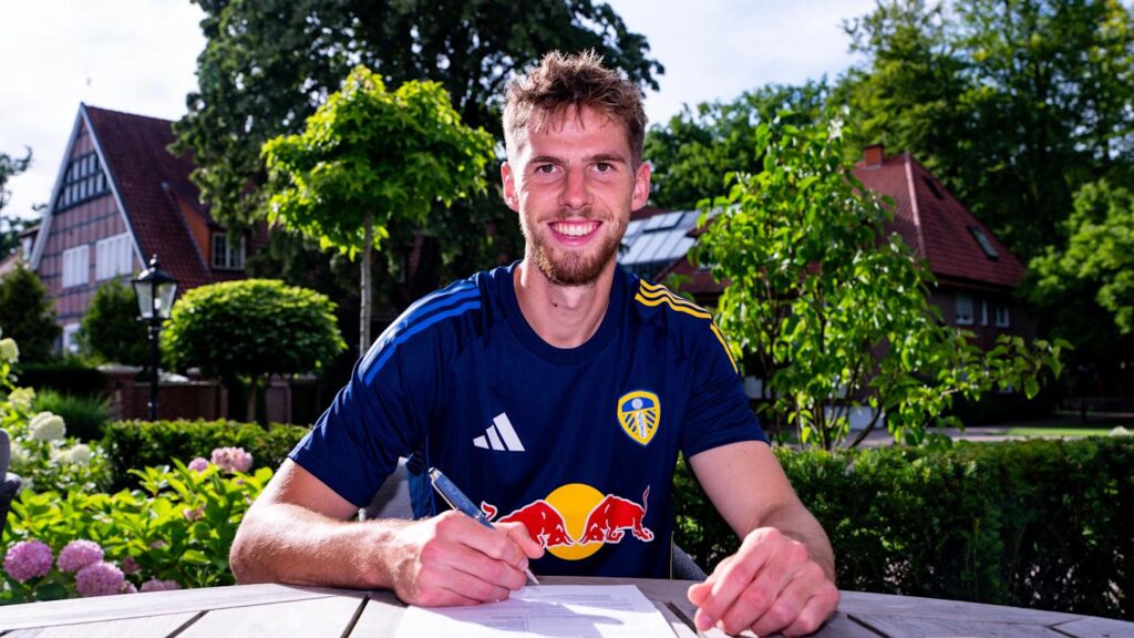 Stach skriver under på en kontrakt