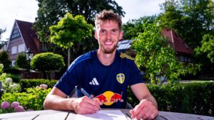 Stach skriver under på en kontrakt