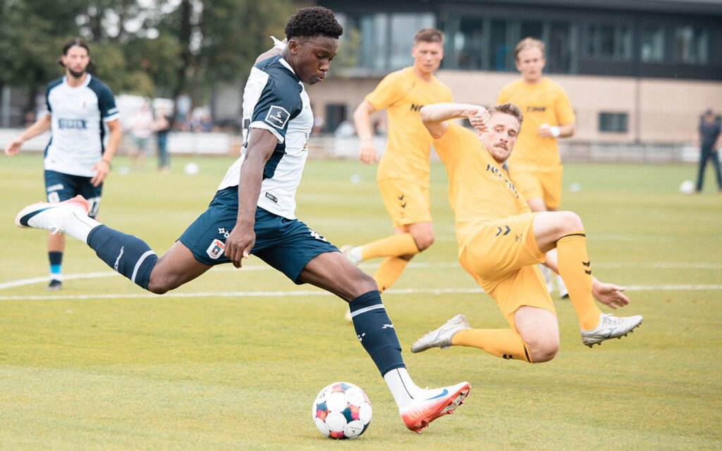 Stefen Tchamche i aktion for AGF