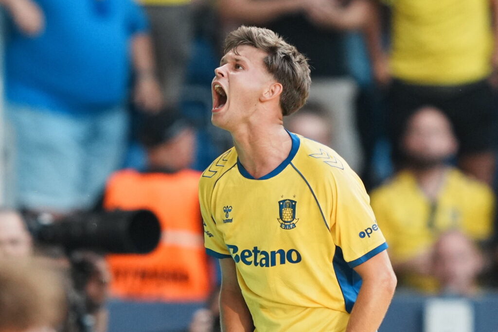 Filip Bundgaard fejrer sin scoring mod Silkeborg