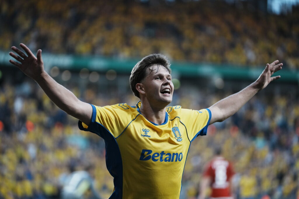 Filip Bundgaard i sin 2-0 fejring mod Silkeborg IF