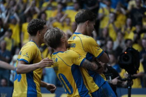 Filip Bundgaard, Daniel Wass og Clement Bischoff i fejring på Brøndby Stadion.