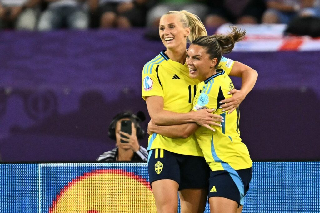 Stinna Blackstenius og Johanna Rytting fejrer en scoring for Sveriges kvindelandshold til Kvinde-EM.