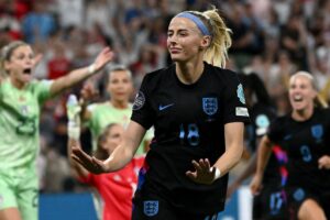 Englands Chloe Kelly fejrer en scoring til EM 2025