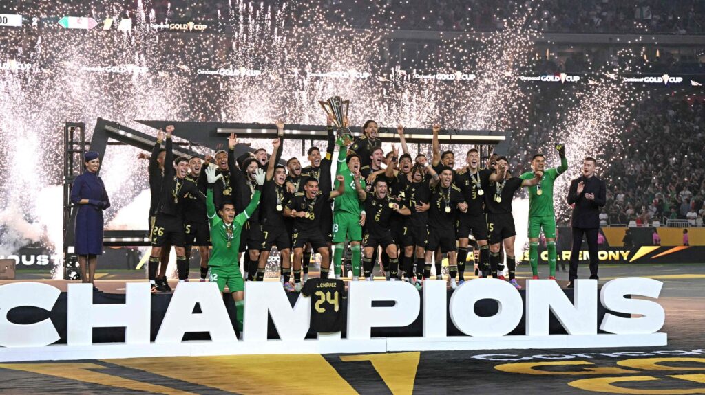 Mexico løfter pokalen efter at have vundet Gold Cup.