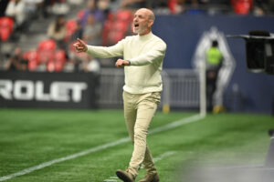 Jesper Sørensen råber med armene foran sig.