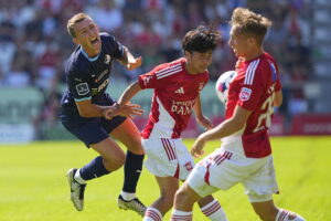 Vejle og Randers spillere i kamp om bolden.