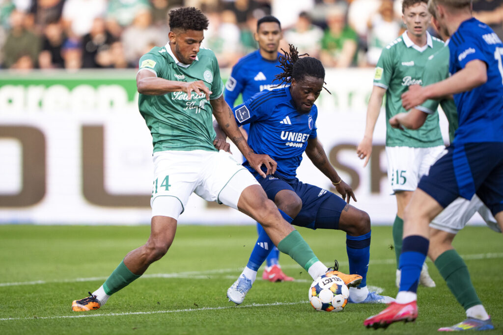 Anosike Ementa i kamp om bolden mod F.C. København.