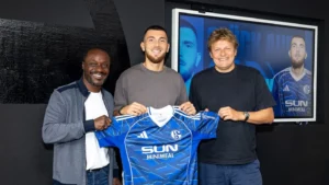 Kurucay med Schalkes trøje