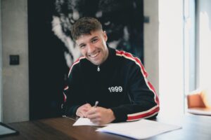 Adam Gabriel skriver under med FCM.