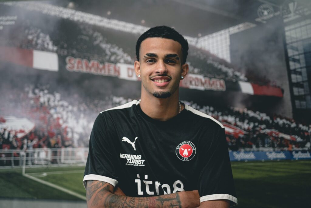 Daniel Dias Lucas med FCM's trøje