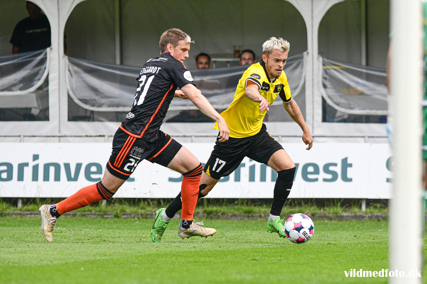 Mathias Kubel dribler i en kamp for Aarhus Fremad mod Hillerød.