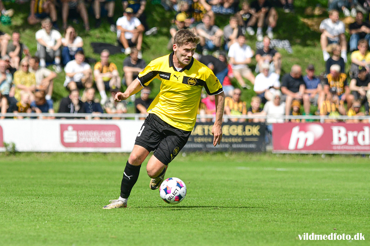 Kasper Andersen løber med bolden i en kamp for Aarhus Fremad på Riisvangen.