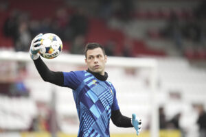 Thomas Mikkelsen griber bolden med den ene hånd.