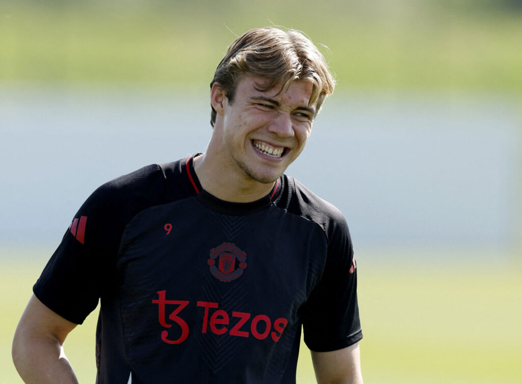 Rasmus Højlund græmmer sig under træning i Manchester United.