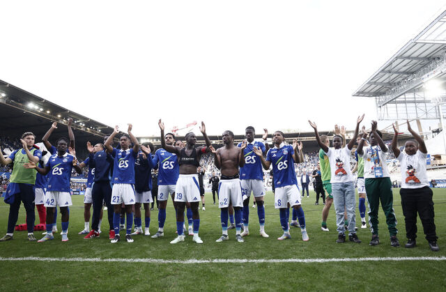Soccer Football - Ligue 1 - RC Strasbourg v Paris St Germain - Stade de la Meinau, Strasbourg, France - May 3, 2025 RC Strasbourg players celebrate after the match REUTERS/Christian Hartmann