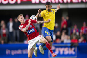 Silkeborg IFs Tonni Adamsen i luften med Brøndbys Frederik Alves Ibsen under den 2. semifinale i DBU Pokalen mellem Silkeborg og Brøndby på JYSK Park i Silkeborg onsdag den 7. maj 2025.. (Foto: Bo Amstrup/Ritzau Scanpix)