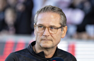 Thomas Thomasberg kigger lidt skævt igennem sine briller.