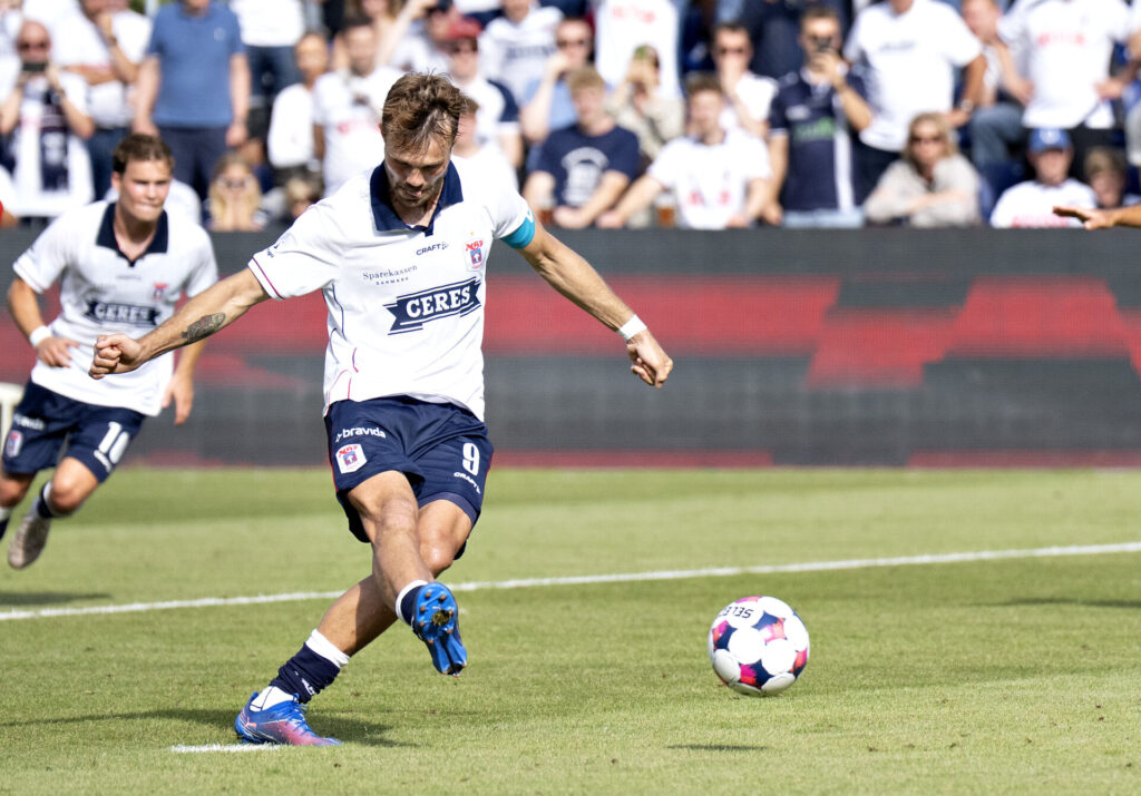 Patrick Mortensen sparker - og brænder - straffespark mod FC Midtjylland.