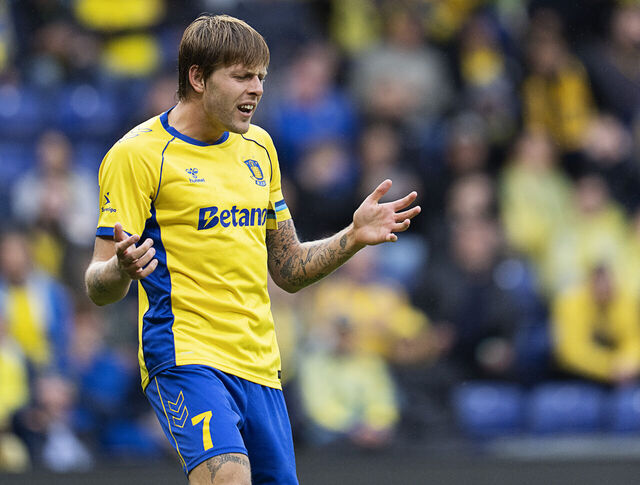 Brøndbys Nicolai Vallys ærgrer sig med udstrakte hænder.