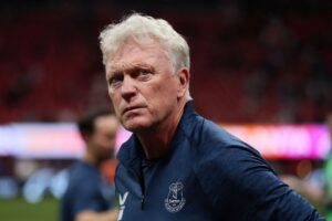 Evertons David Moyes kigger ude af øjenkrogen.