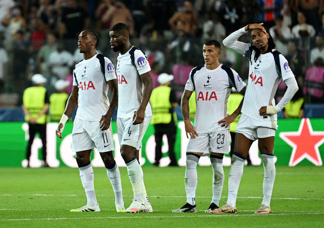 Mathys Tel sammen med sine holdkammerater i Tottenham.