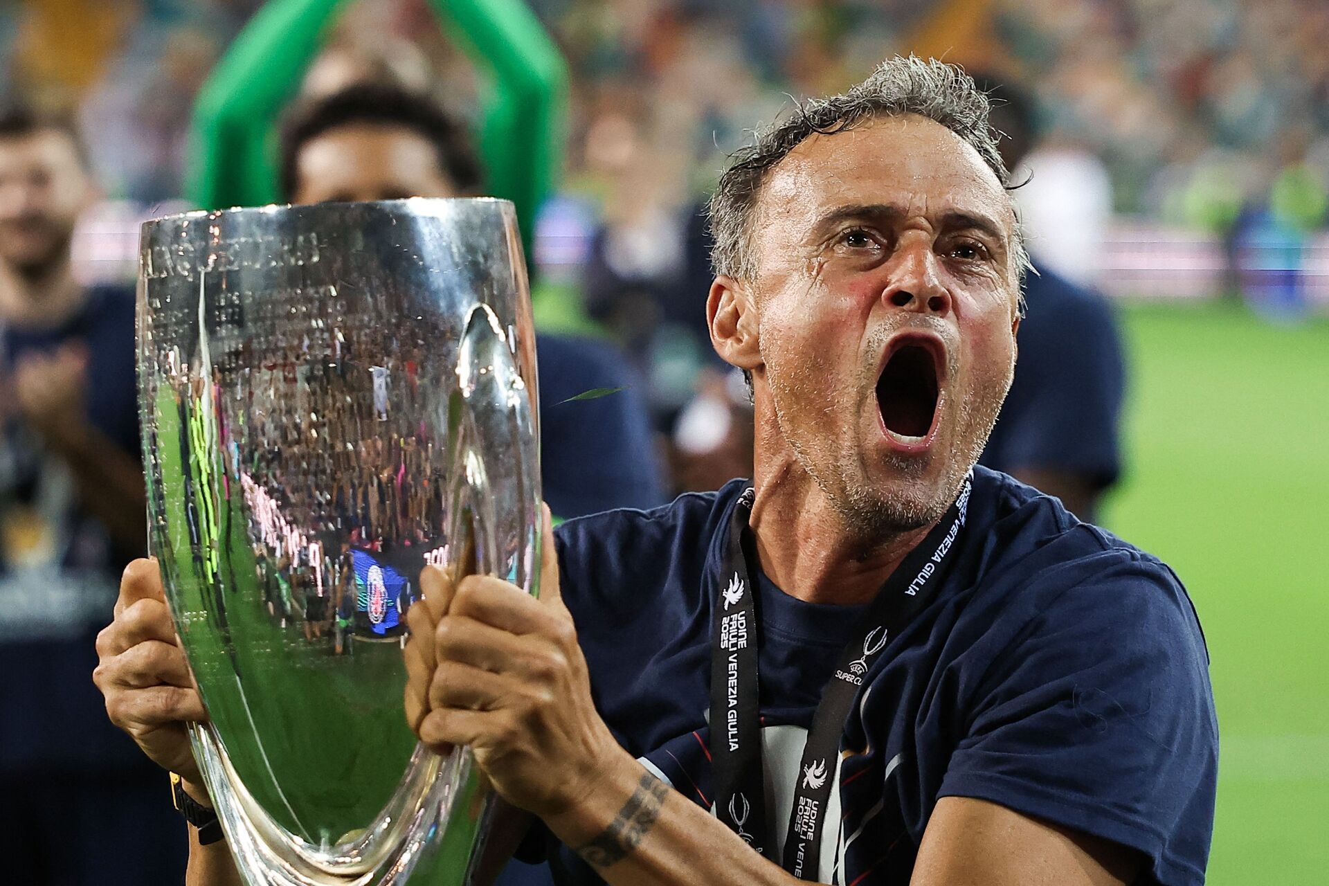 Luis Enrique står med Super Cup-trofæet og meget åben mund.