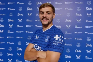 Dewsbury-Hall med korslagte arme