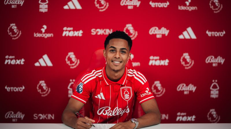 Omari Hutchinson skriver under med Nottingham Forest.