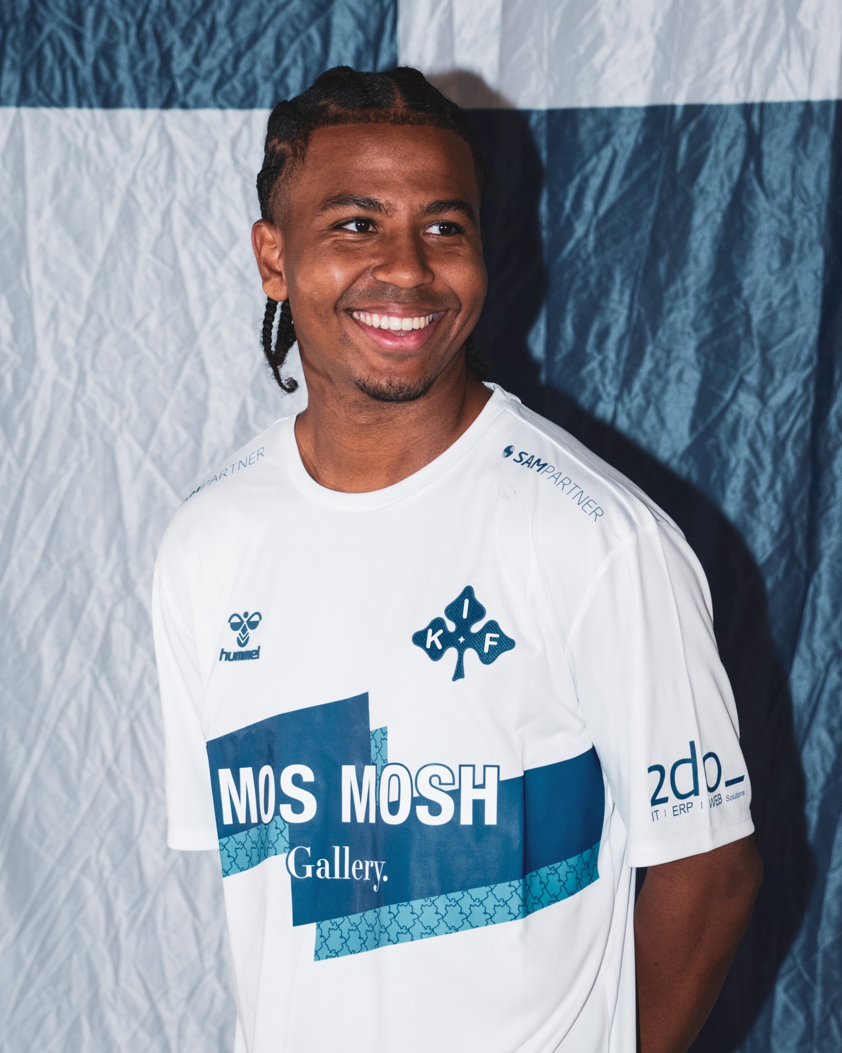 Nebiyou Perry smiler i Koldings trøje