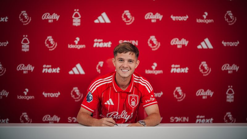 James McAtee præsenteres i Nottingham Forest.