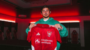 Pitu holder Vejles trøje oppe