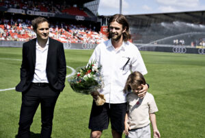 Lucas Andersen med blomster i hånden.