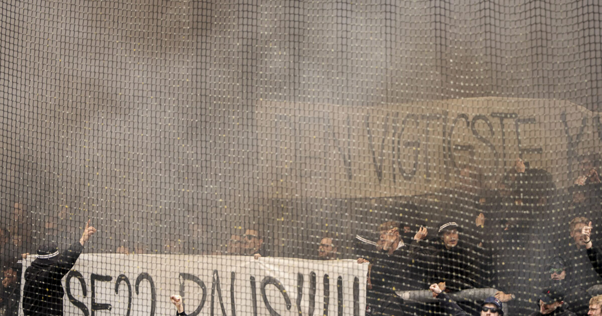 AaB-fans fortsætter protest med tifo: Vi stopper ikke, før de er ude Foto: Mads Claus Rasmussen/Ritzau Scanpix