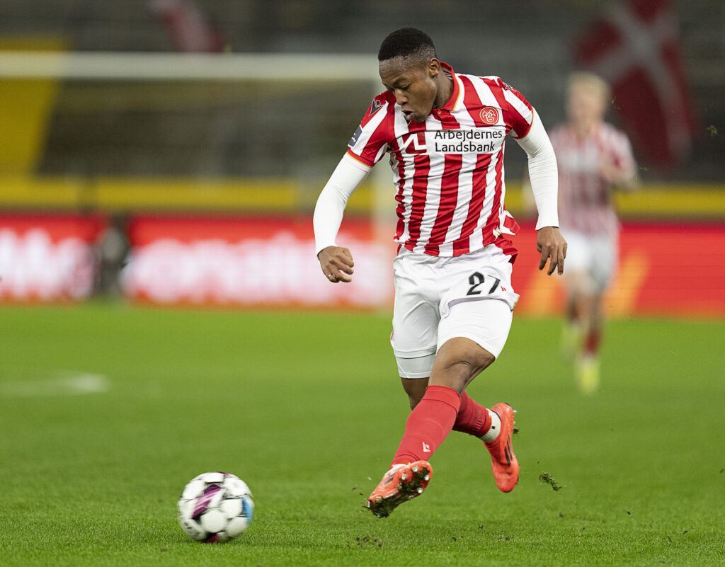 AaB's Kelvin John sparker til bolden.