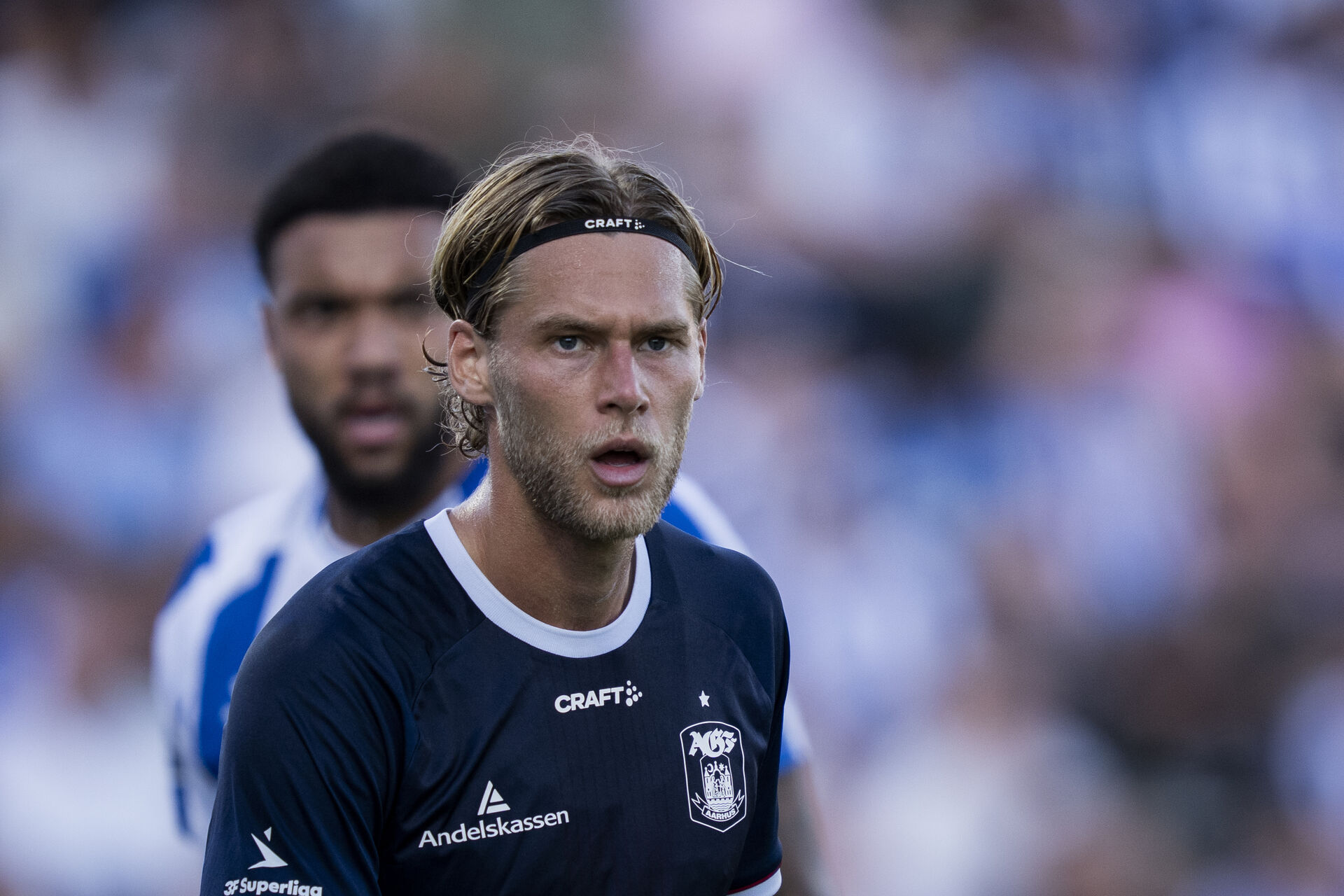 Felix Beijmo kigger på bolden i kamp for AGF mod OB på Nature Energy Park.