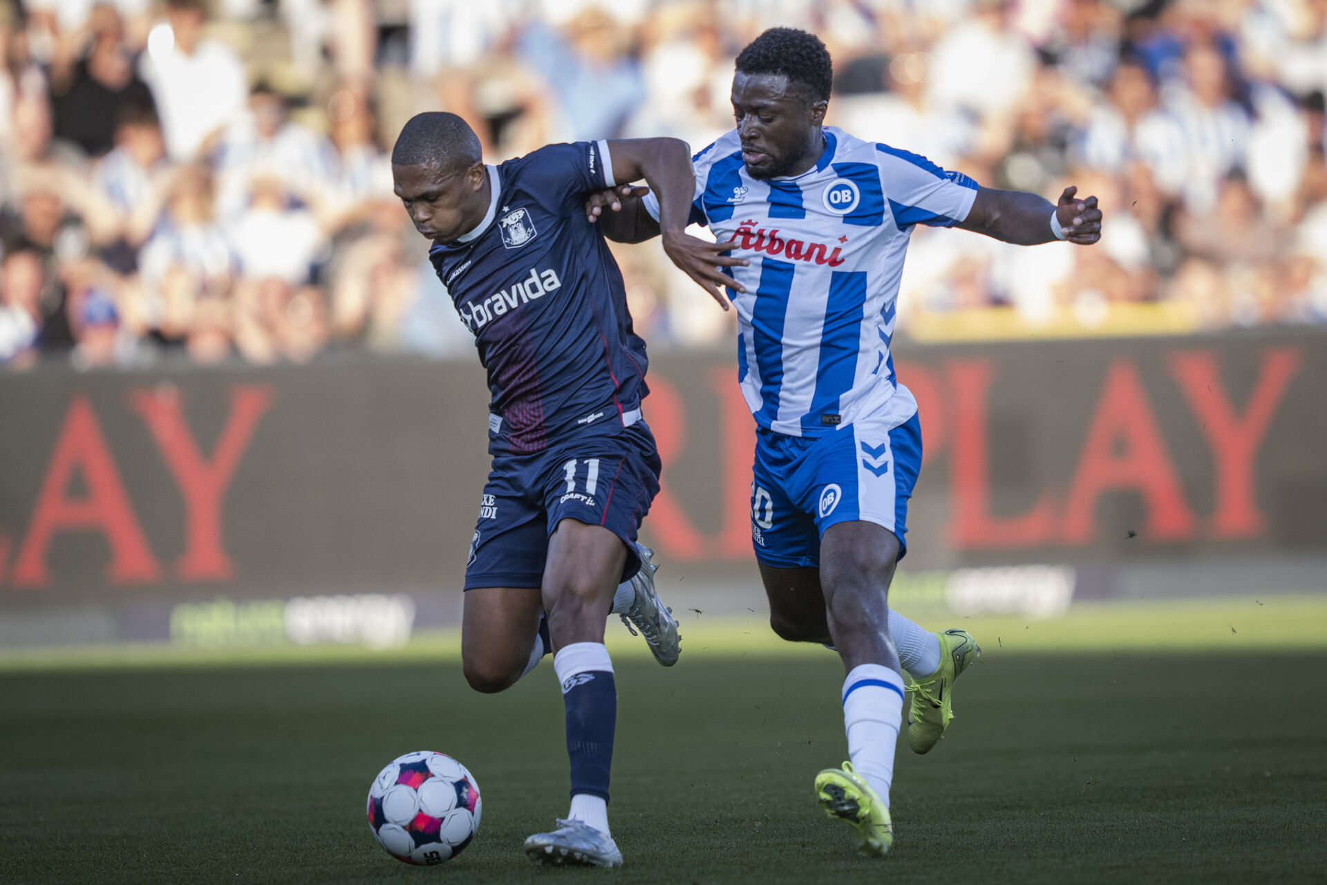 Owusu i duel med Links