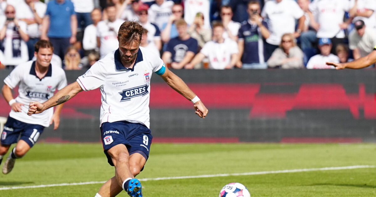 Trods en time i overtal: Mortensen misbruger straffe igen og FCM holder stand Foto: Henning Bagger/Ritzau Scanpix